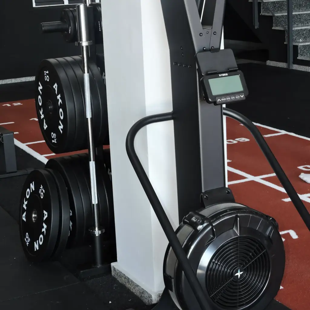 Discos AKON y remo en la zona de Open Box de FocusFit Griñón