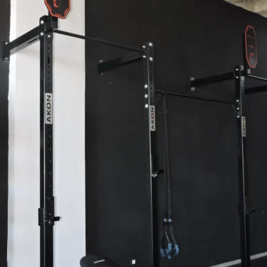Racks con placas FOCUS y AKON en FocusFit Griñón