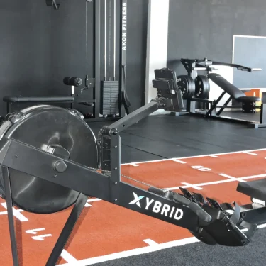 Remo, poleas y banco en el centro híbrido FocusFit