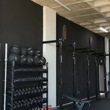 Racks, estanterías de mancuernas y kettlebells en FocusFit Griñón