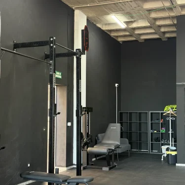 Racks de dominadas y zona de coach en FocusFit Griñón